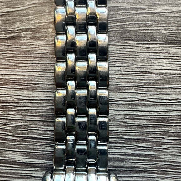 Guess Women’s Watch - Picture 4 of 4